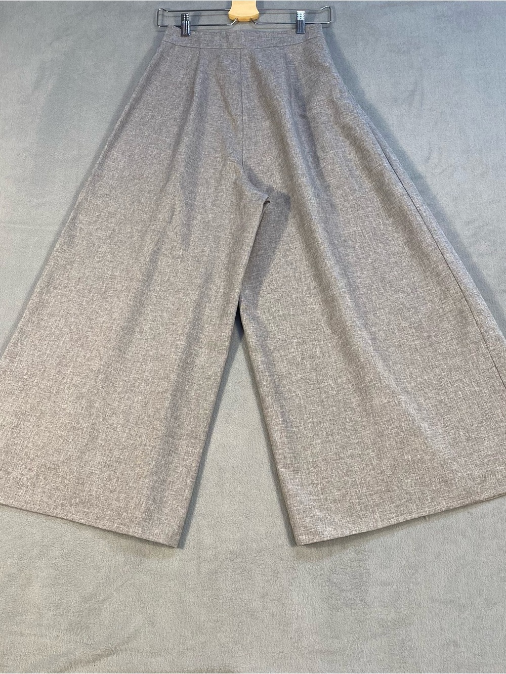 Women’s Wide Leg Pleated Women's Pants in Light Gray, side zipper, size 4 - Picture 3 of 8